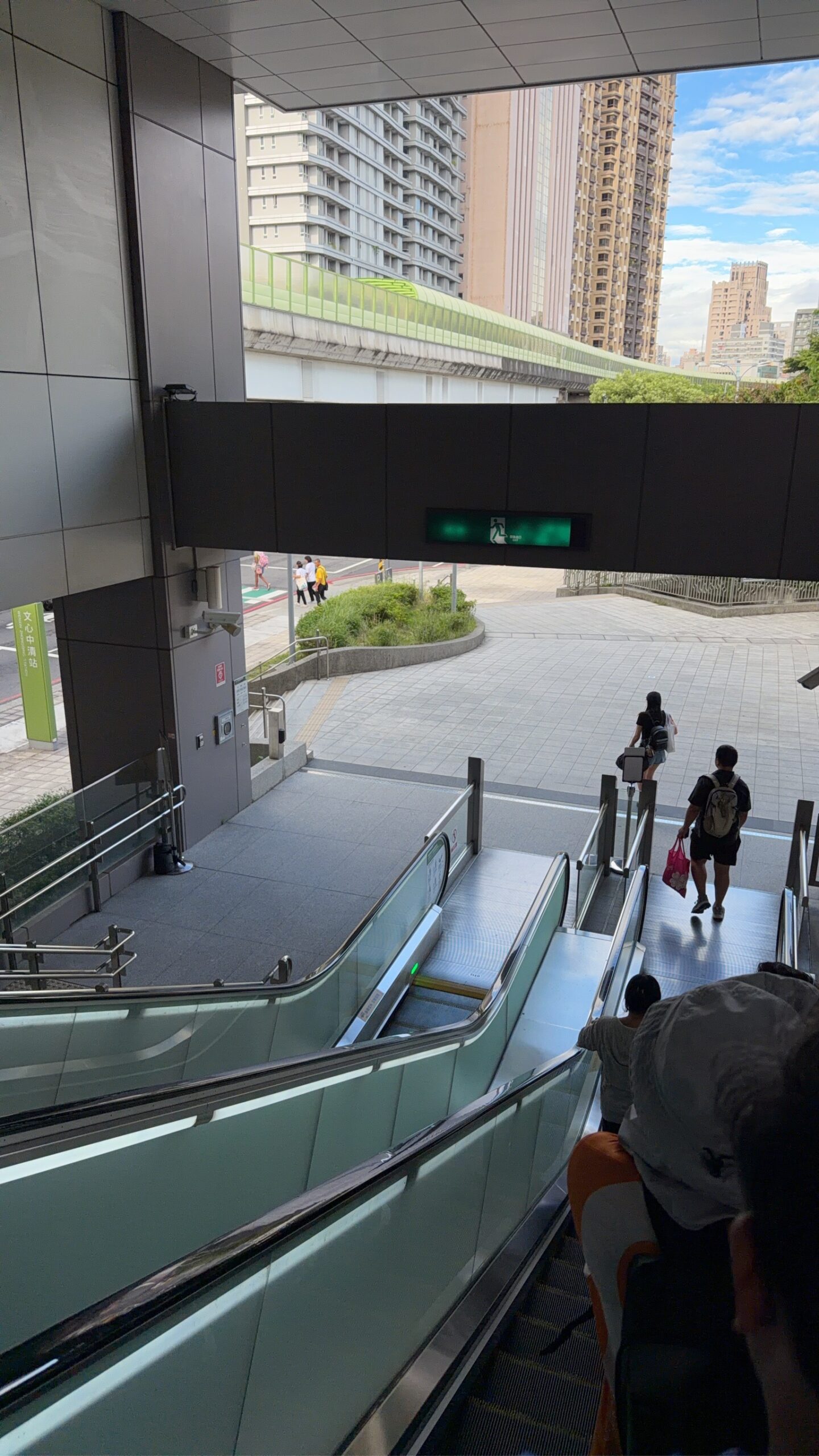 台中捷運站出口，搭高鐵轉中捷前往客戶住處收車