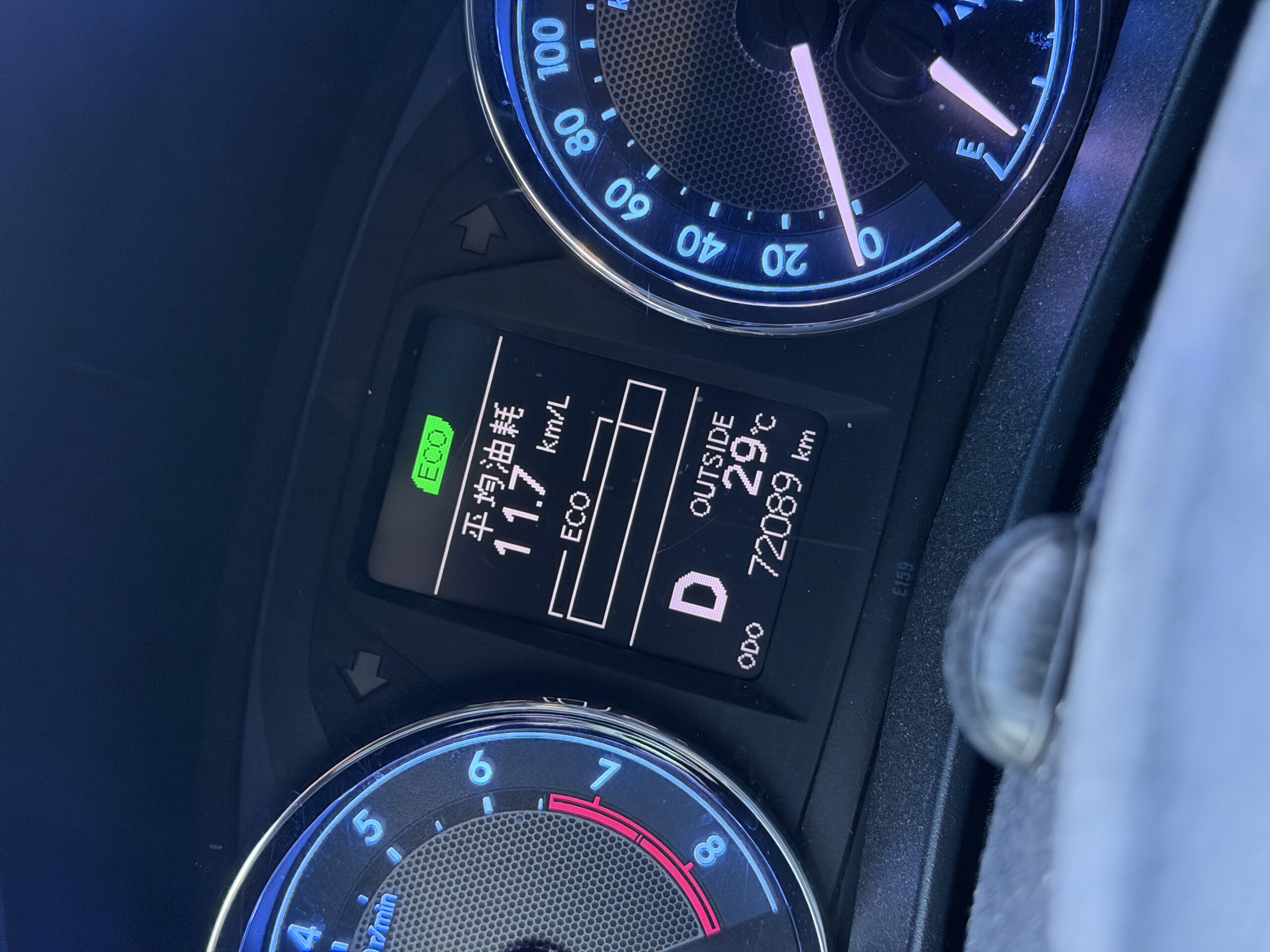 2015 Corolla Altis 儀表板顯示里程 72,089 公里與平均油耗 11.7 km/L