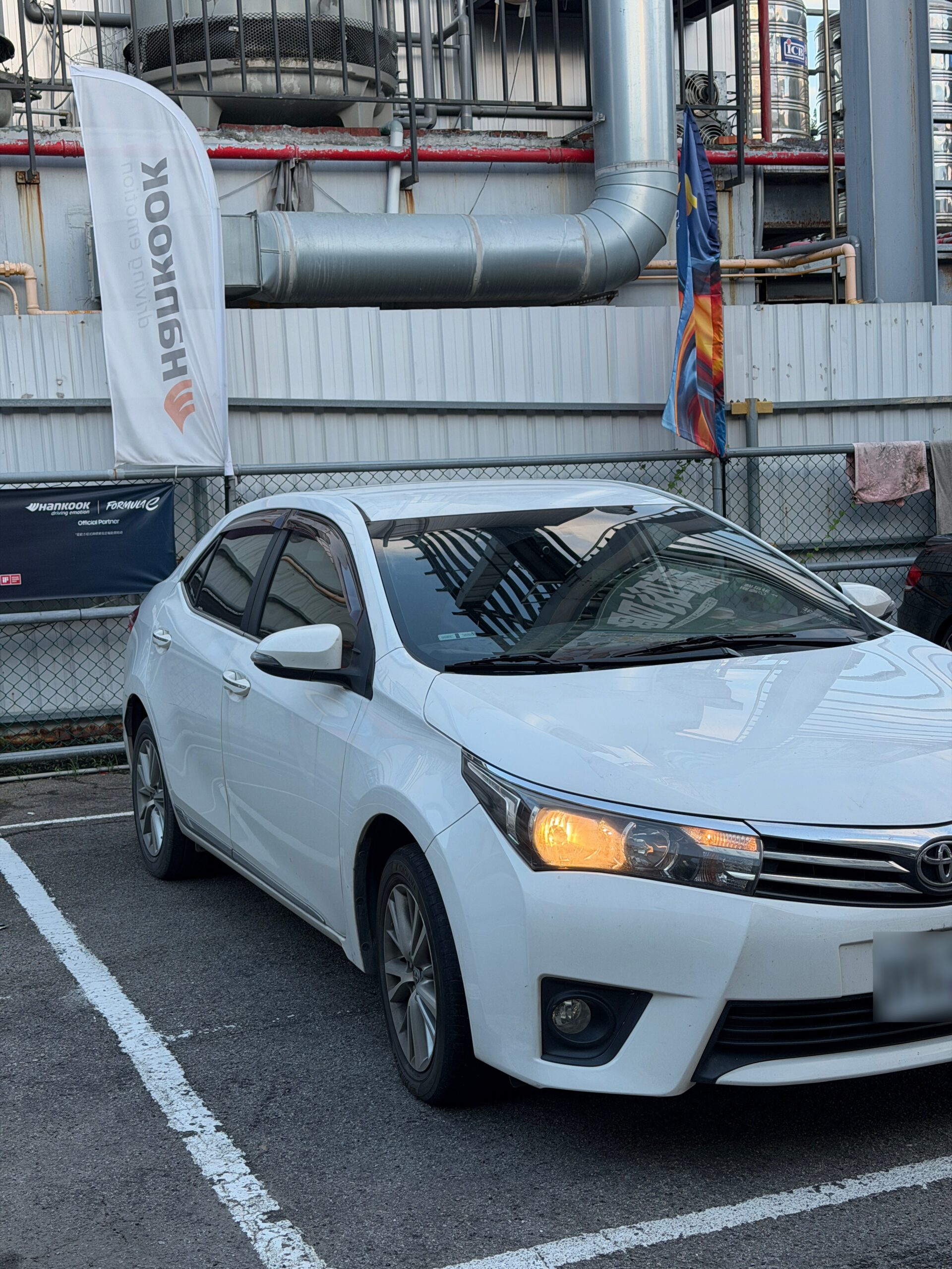 2015 Toyota Corolla Altis 白色前保桿與車頭實車照，車牌已遮蔽