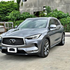 2020 Infiniti QX50 2.0t 旗艦款灰色車身左前 45 度外觀與雙弓式水箱護罩