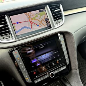 2020 Infiniti QX50 2.0t 旗艦款中控上下雙螢幕，上螢幕顯示衛星導航