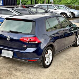 2013 Volkswagen Golf 1.4 TSI High Line 左後 45 度車尾外觀