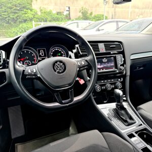 2013 Volkswagen Golf 1.4 TSI High Line 駕駛座視角，含方向盤定速快控鍵與自動頭燈旋鈕