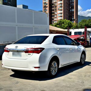 2015 Corolla Altis 經典版Safety+ 左後 45 度車尾與 LED 尾燈