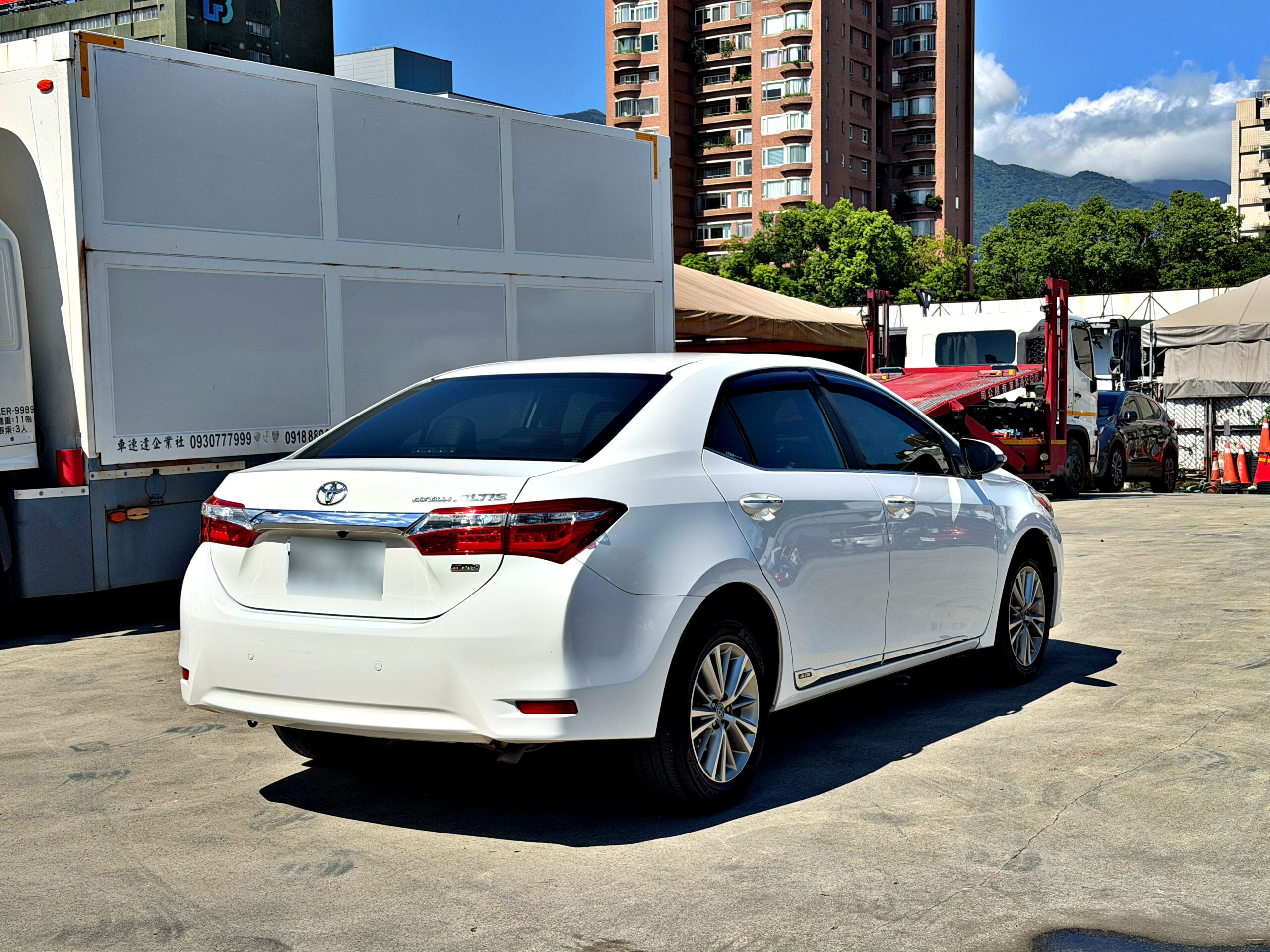 2015 Corolla Altis 經典版Safety+ 左後 45 度車尾與 LED 尾燈