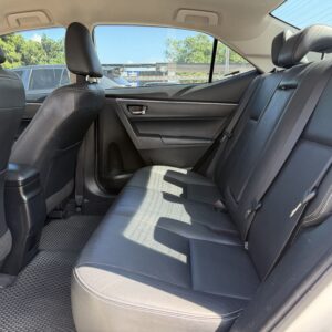 2015 Corolla Altis 後座空間與中央扶手