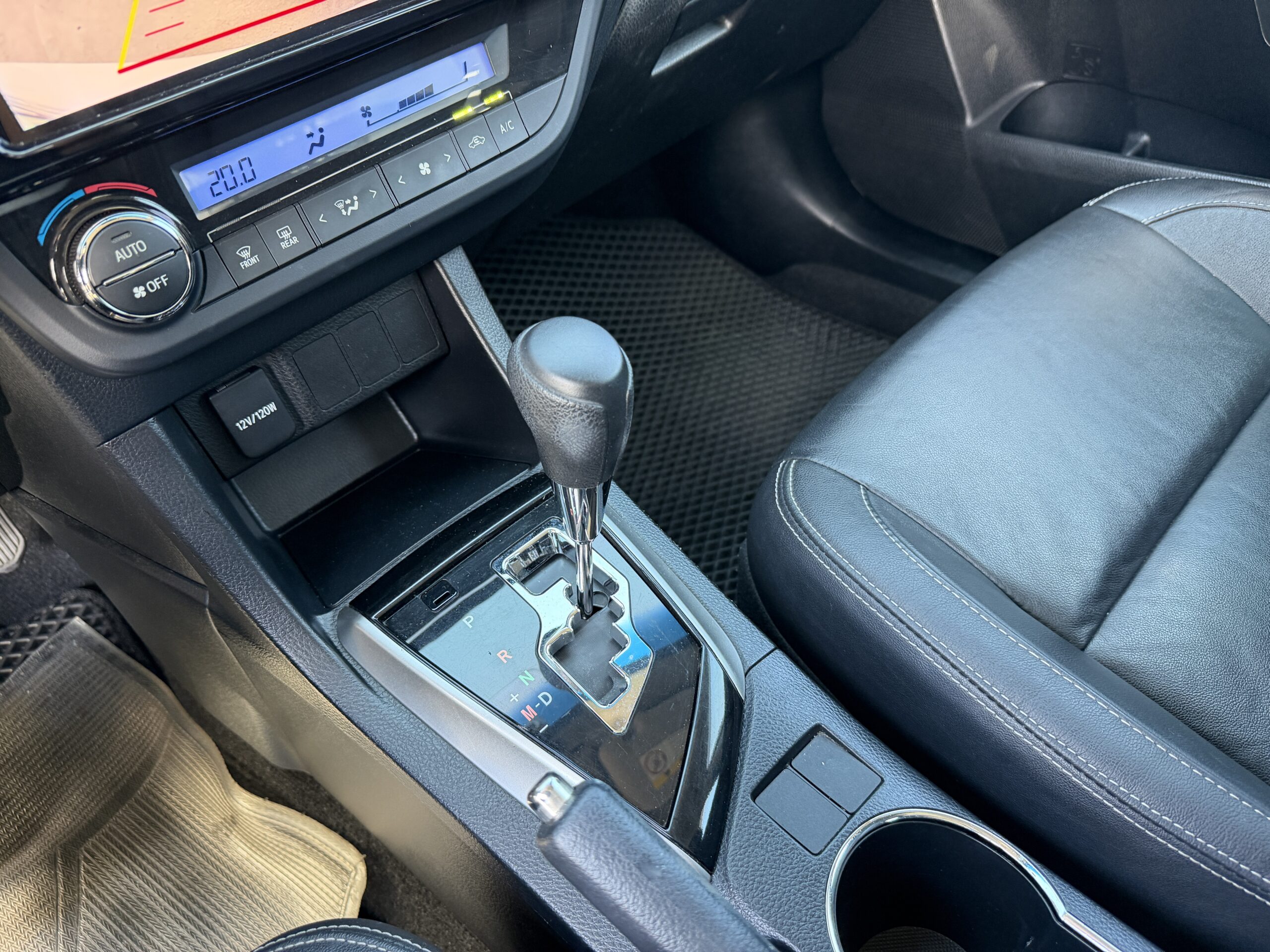 2015 Corolla Altis 恆溫空調面板與 CVT 排檔桿