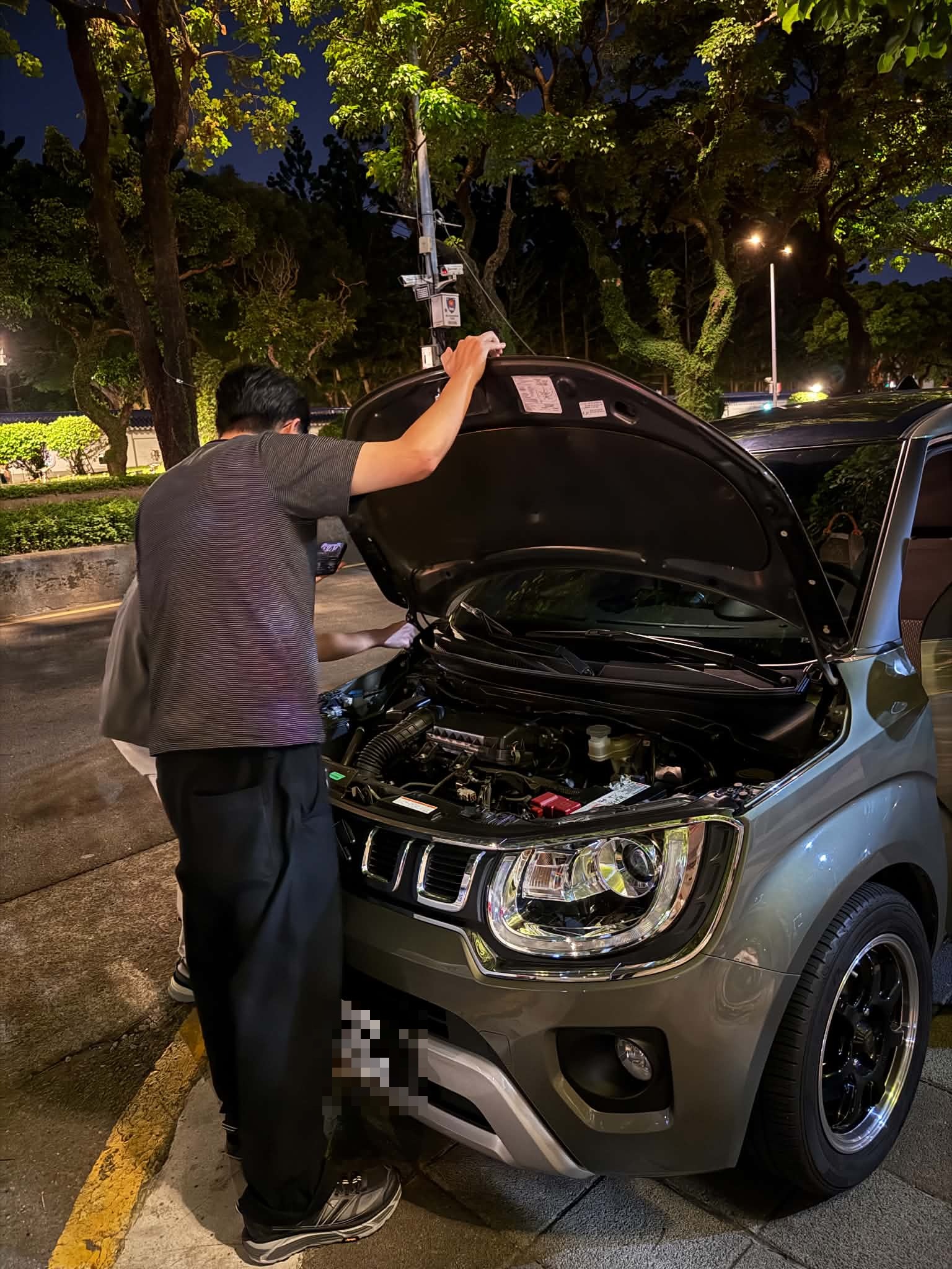 小鍾車管收購 2023 Suzuki Ignis，現場打開引擎蓋做基本把關檢查