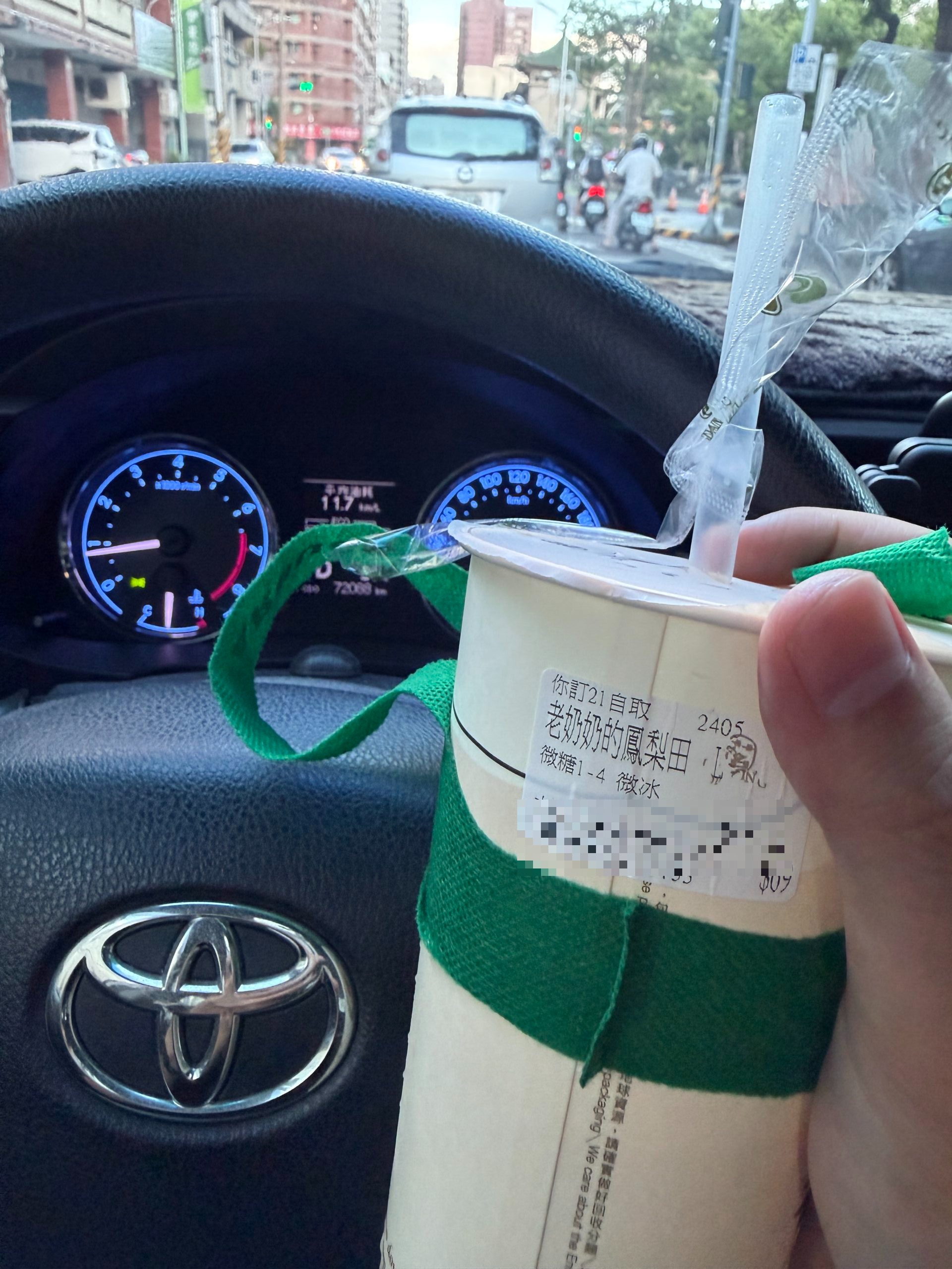 客戶請喝的手搖飲，杯身標籤個資已遮蔽