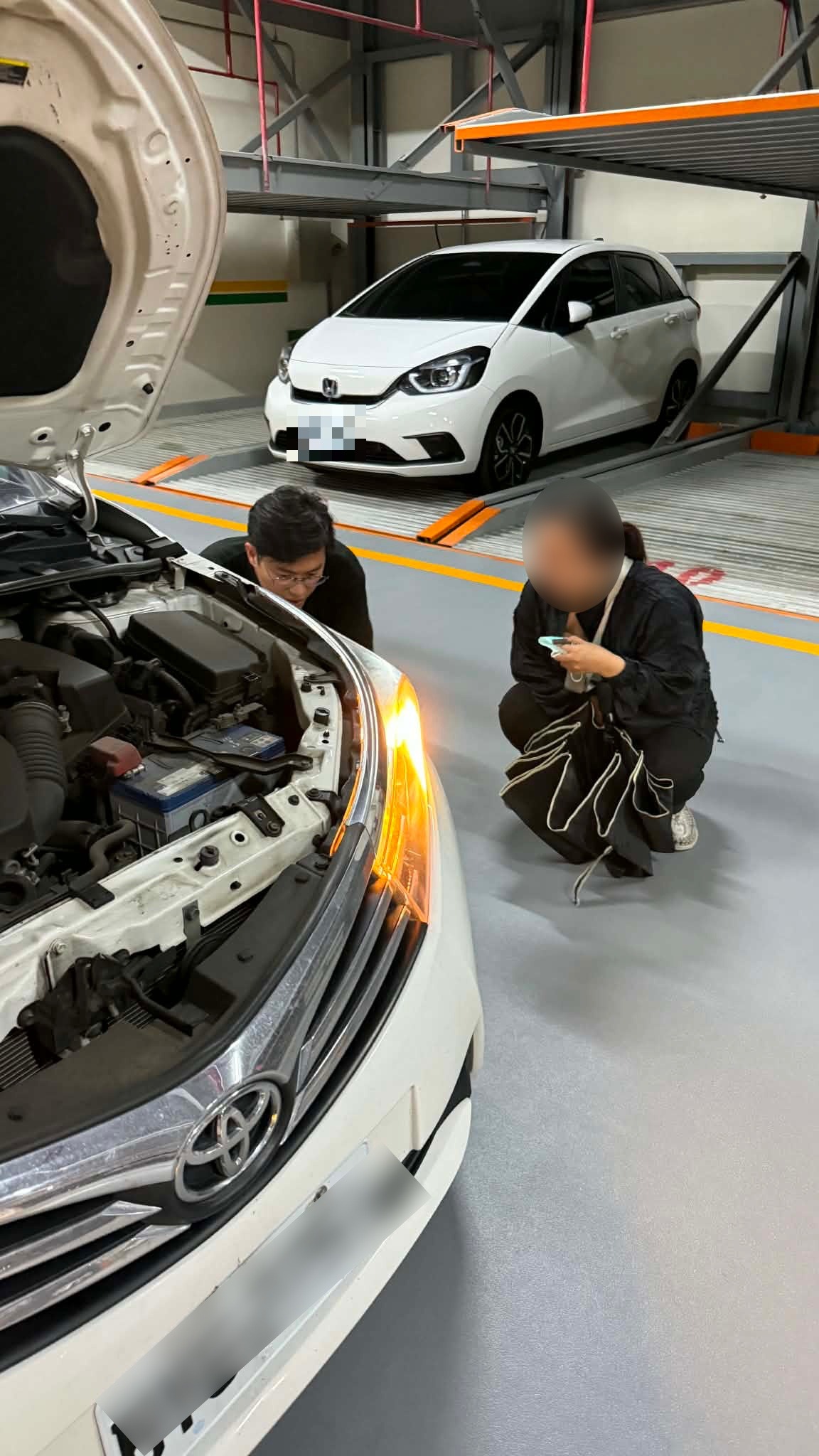 小鍾在台中現場開引擎蓋檢查 Corolla Altis 引擎室與基礎結構