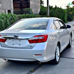 2012 Toyota Camry Hybrid-G 車尾右後 45 度,可見 HYBRID 車型銘牌
