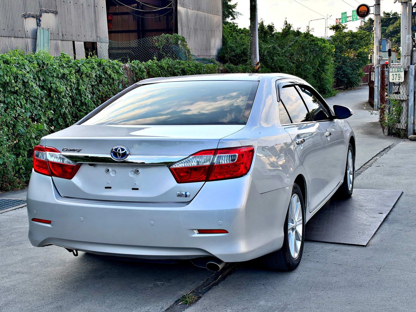 2012 Toyota Camry Hybrid-G 車尾右後 45 度,可見 HYBRID 車型銘牌