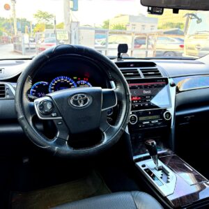 2012 Camry Hybrid 駕駛艙全景,藍色油電儀表與升級安卓影音主機