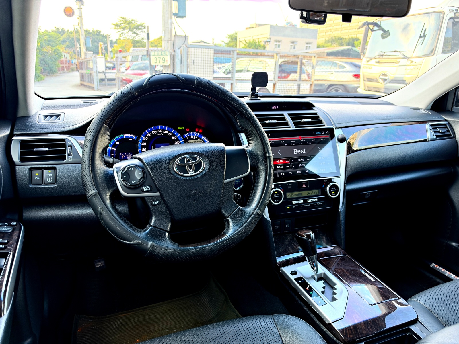2012 Camry Hybrid 駕駛艙全景,藍色油電儀表與升級安卓影音主機