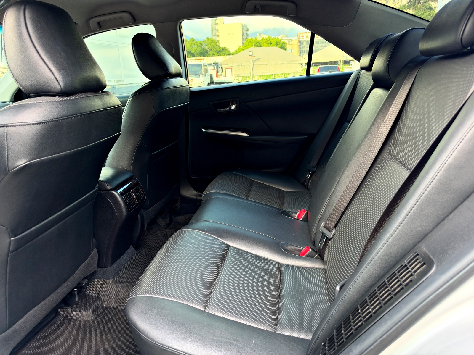 2012 Camry Hybrid 後座空間,真皮座椅與中央扶手