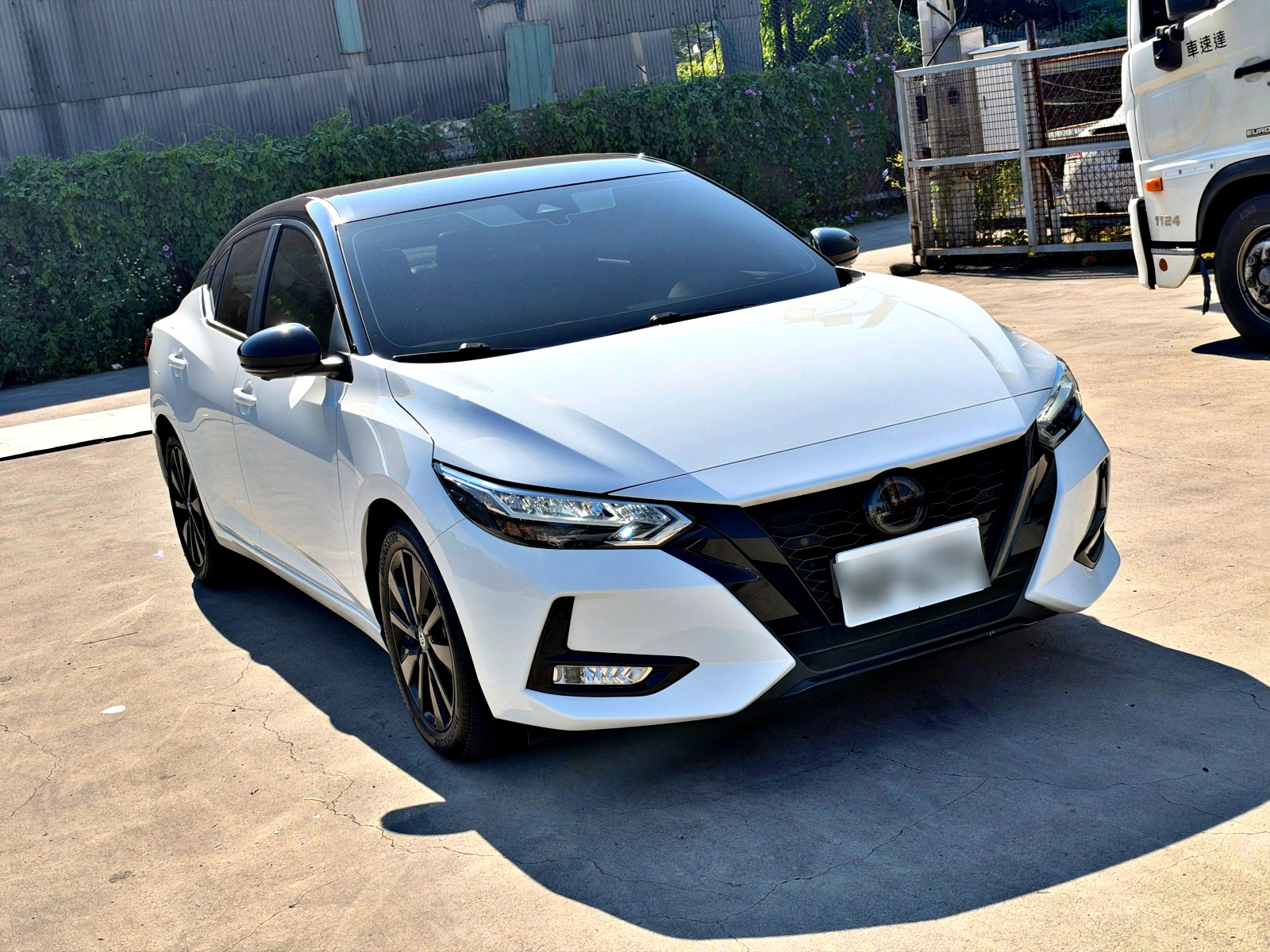 2022 Nissan Sentra 1.6 尊爵智駕版 白色 右前 45 度外觀