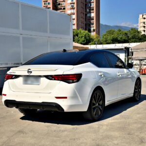 2022 Nissan Sentra 1.6 尊爵智駕版 白色 左後 45 度外觀