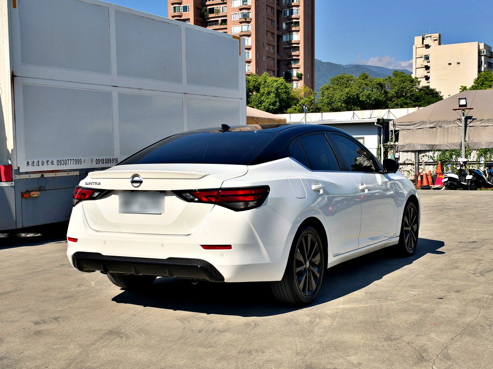 2022 Nissan Sentra 1.6 尊爵智駕版 白色 左後 45 度外觀