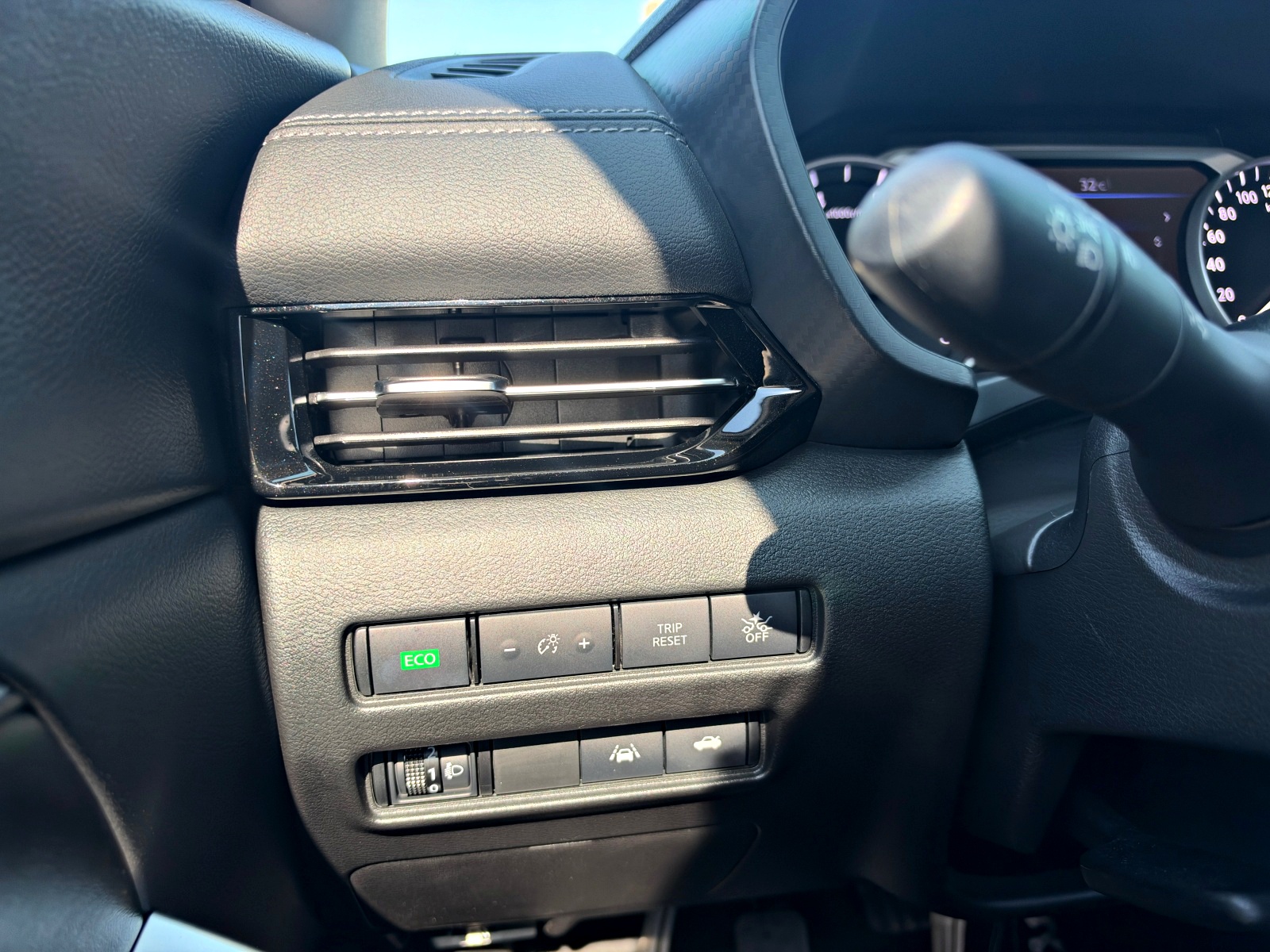 2022 Nissan Sentra 1.6 尊爵智駕版 駕駛座左側出風口與燈光開關