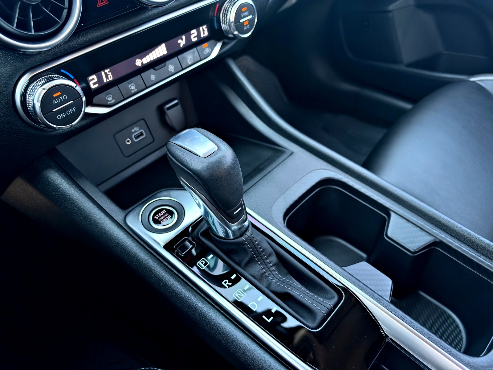 2022 Nissan Sentra 1.6 尊爵智駕版 排檔座與雙區恆溫空調控制面板