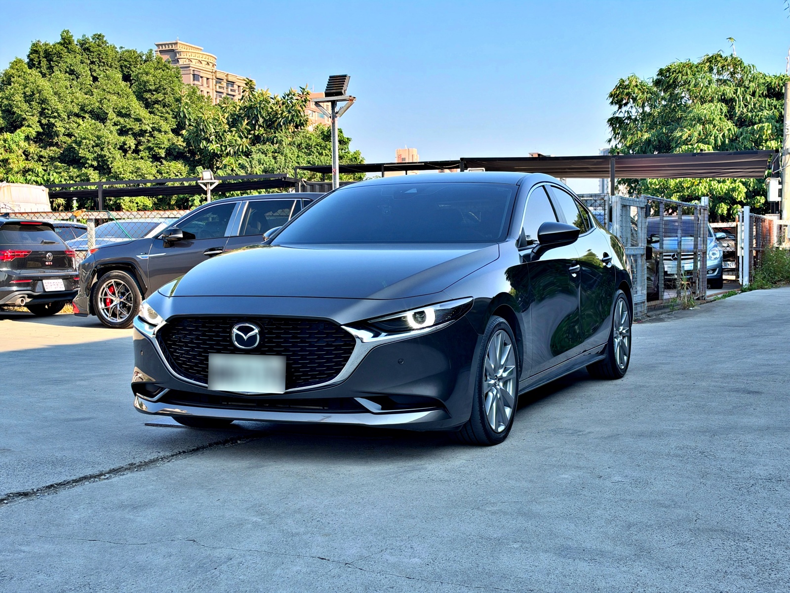 2021 Mazda 3 4D 2.0 型動旗艦版 棕色 左前 45 度外觀
