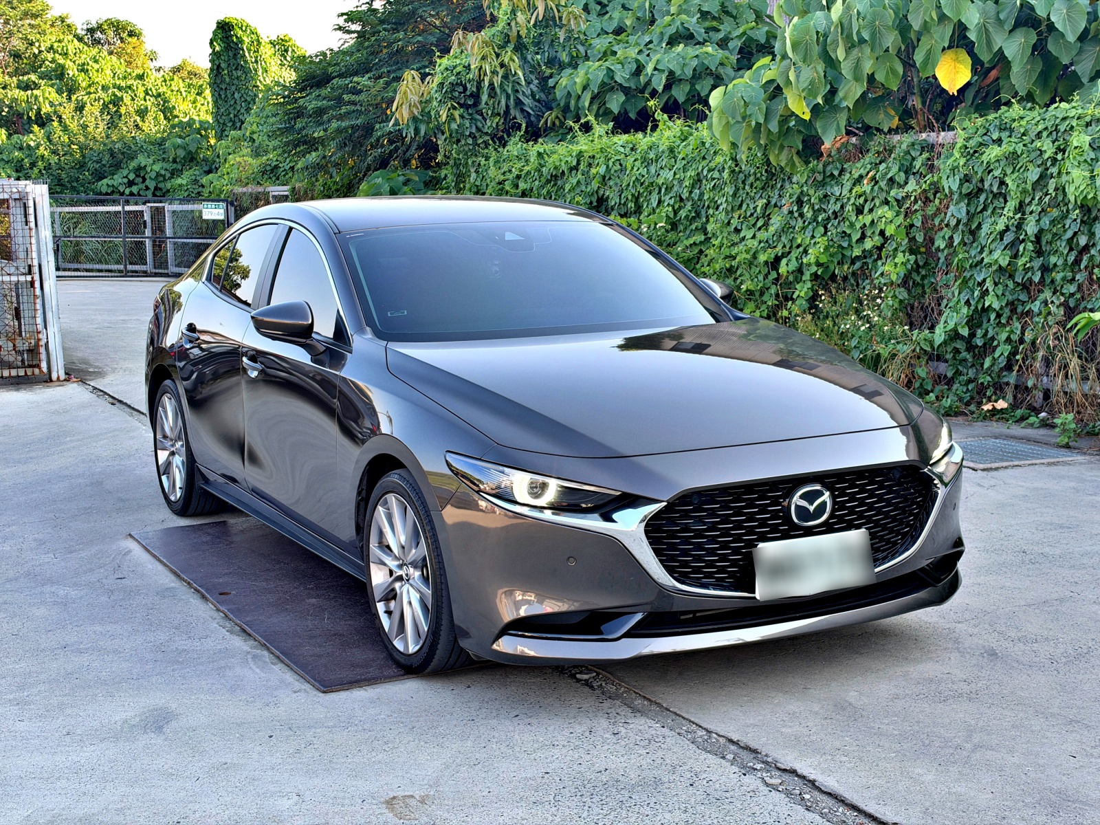 2021 Mazda 3 4D 2.0 型動旗艦版 棕色 右前 45 度外觀