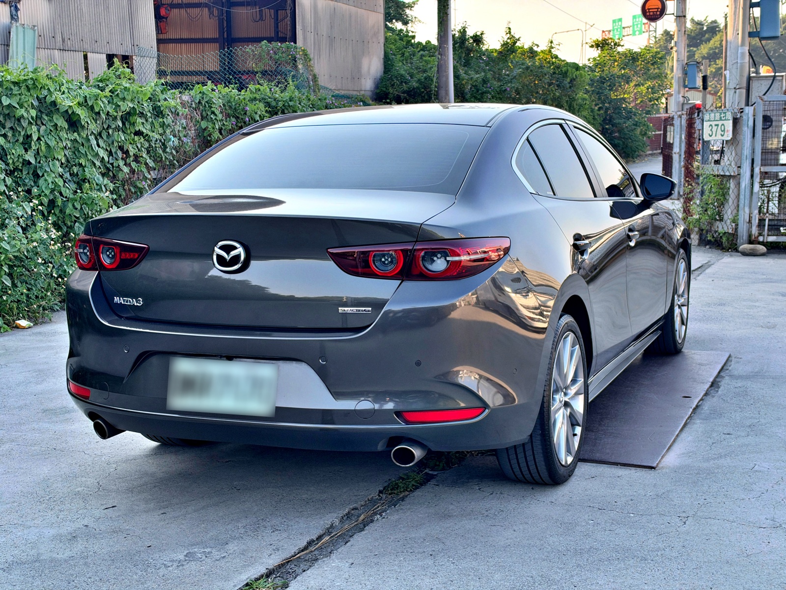 2021 Mazda 3 4D 2.0 型動旗艦版 棕色 車尾外觀