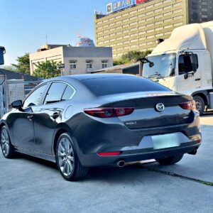 2021 Mazda 3 4D 2.0 型動旗艦版 棕色 左後 45 度外觀