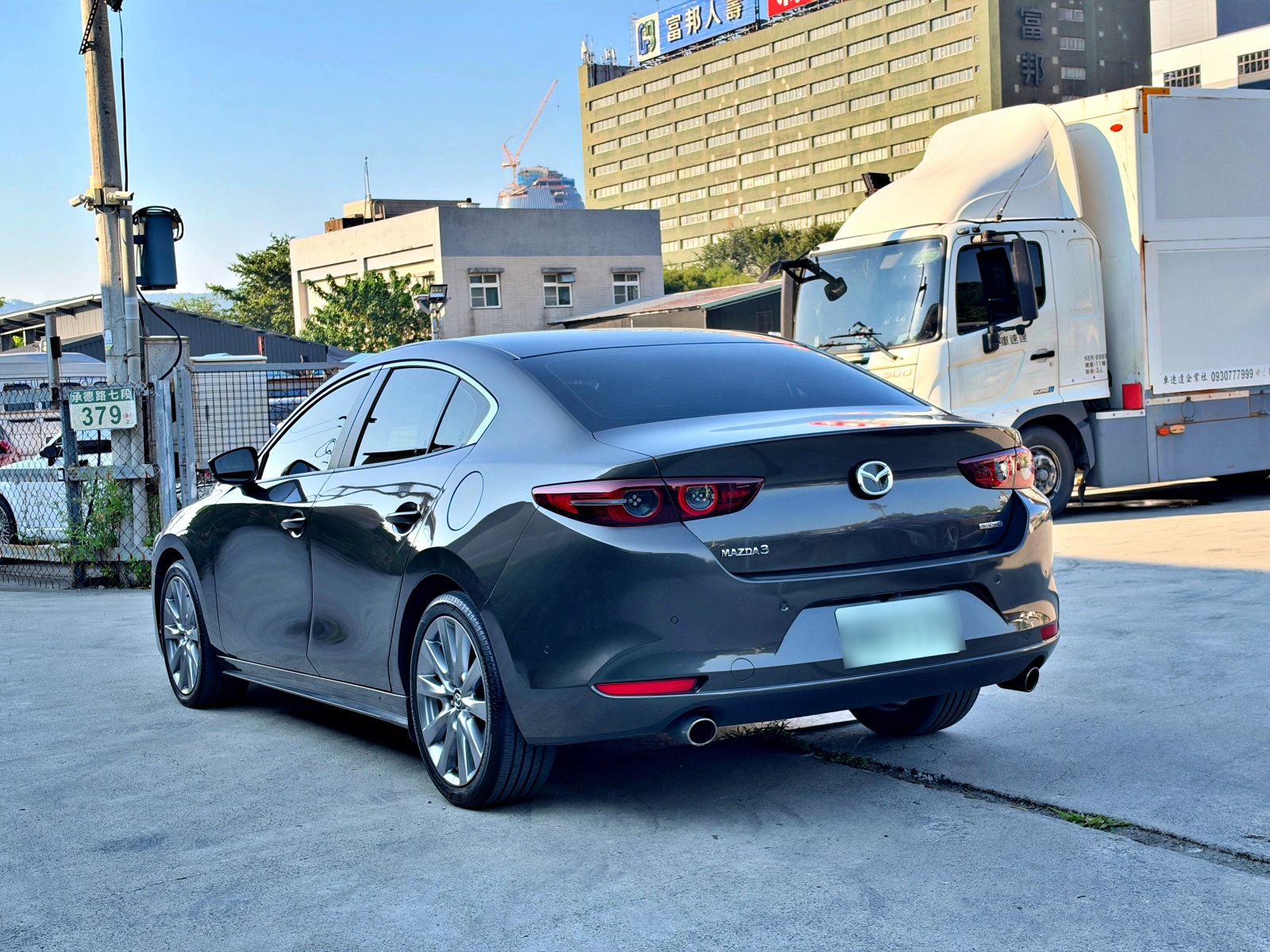 2021 Mazda 3 4D 2.0 型動旗艦版 棕色 左後 45 度外觀