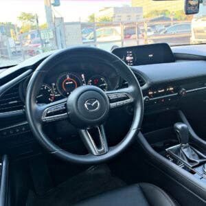 2021 Mazda 3 4D 2.0 型動旗艦版 駕駛座全景,方向盤與中控台