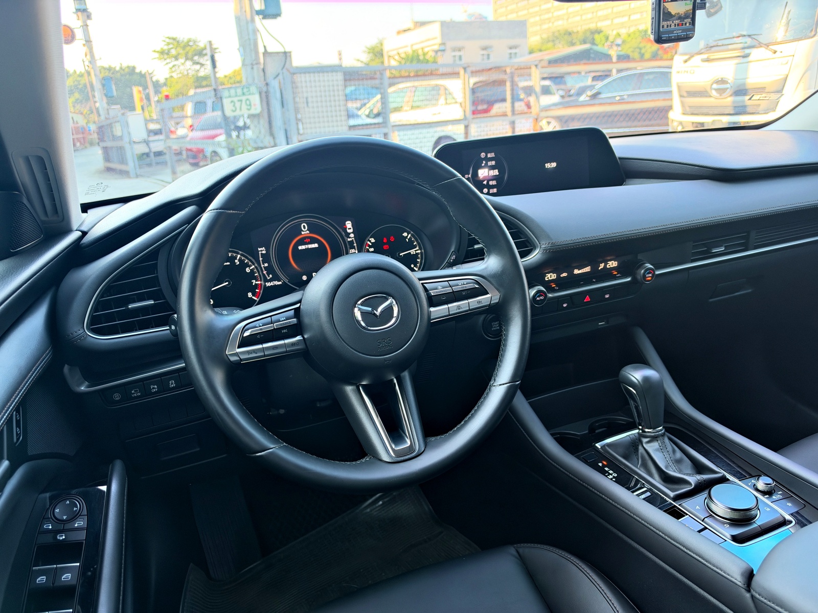 2021 Mazda 3 4D 2.0 型動旗艦版 駕駛座全景,方向盤與中控台