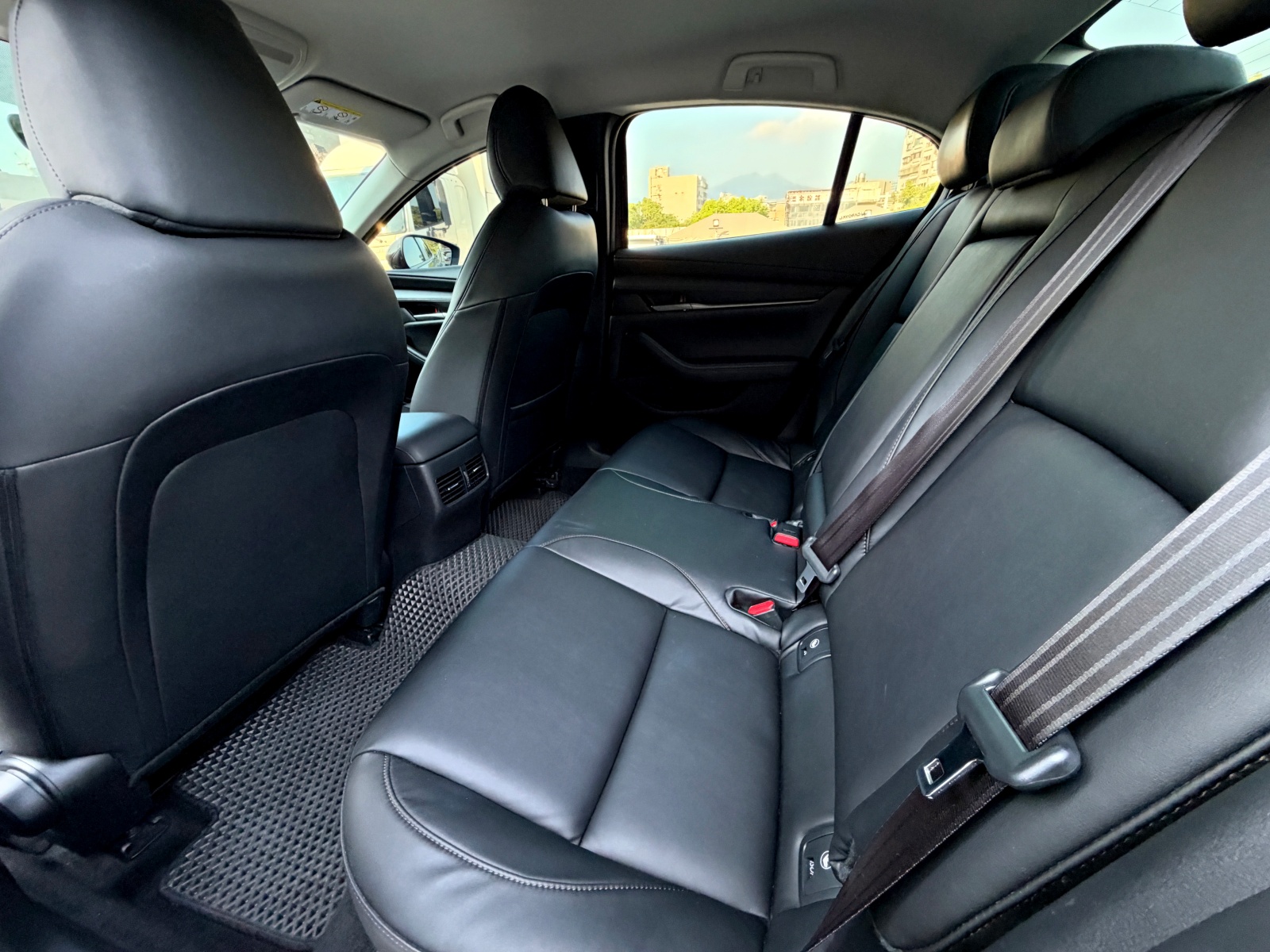 2021 Mazda 3 4D 2.0 型動旗艦版 後座空間與皮質座椅