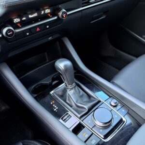 2021 Mazda 3 4D 2.0 型動旗艦版 排檔座與 Commander 旋鈕控制介面