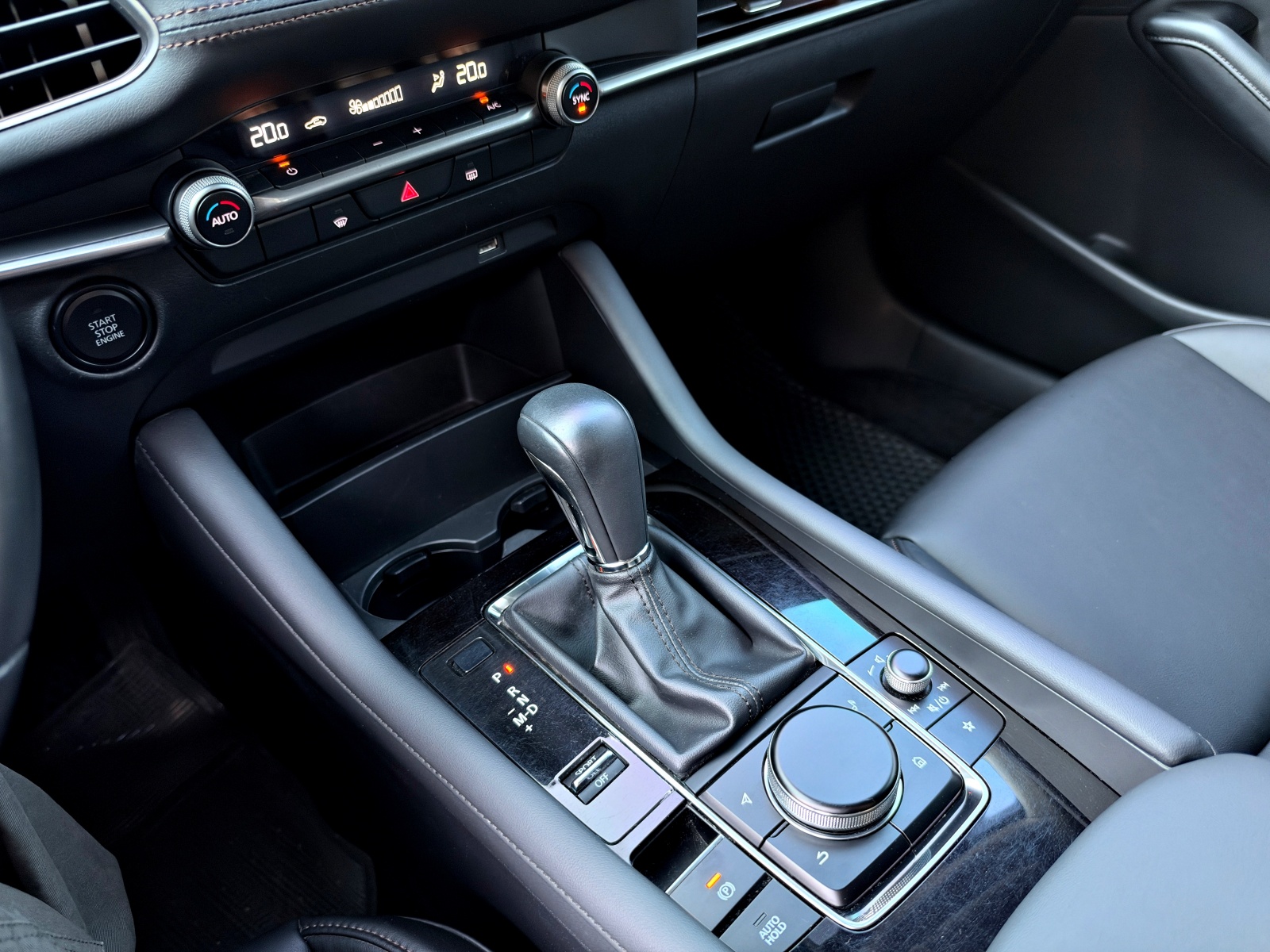 2021 Mazda 3 4D 2.0 型動旗艦版 排檔座與 Commander 旋鈕控制介面