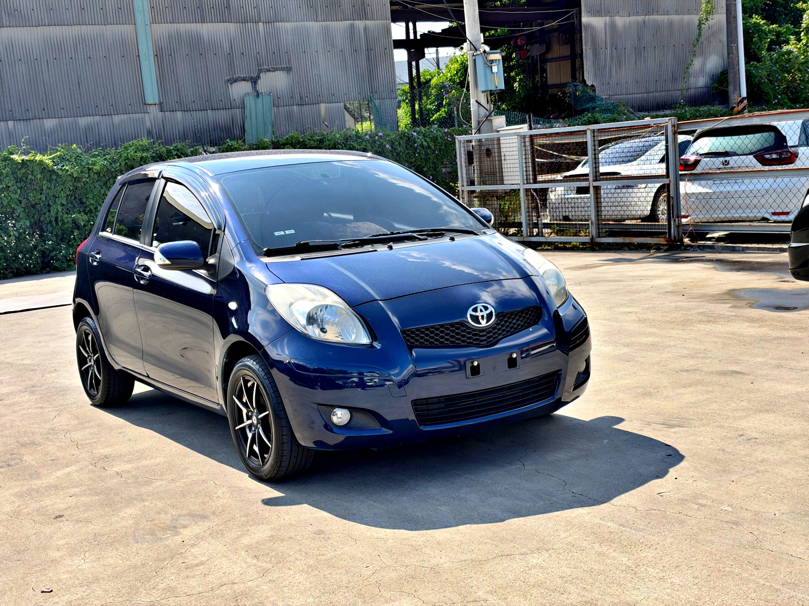 2014 Toyota Yaris 1.5 G Smart 藍色 右前 45 度外觀