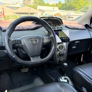 2014 Toyota Yaris 1.5 G Smart 駕駛座全景,方向盤與中控台