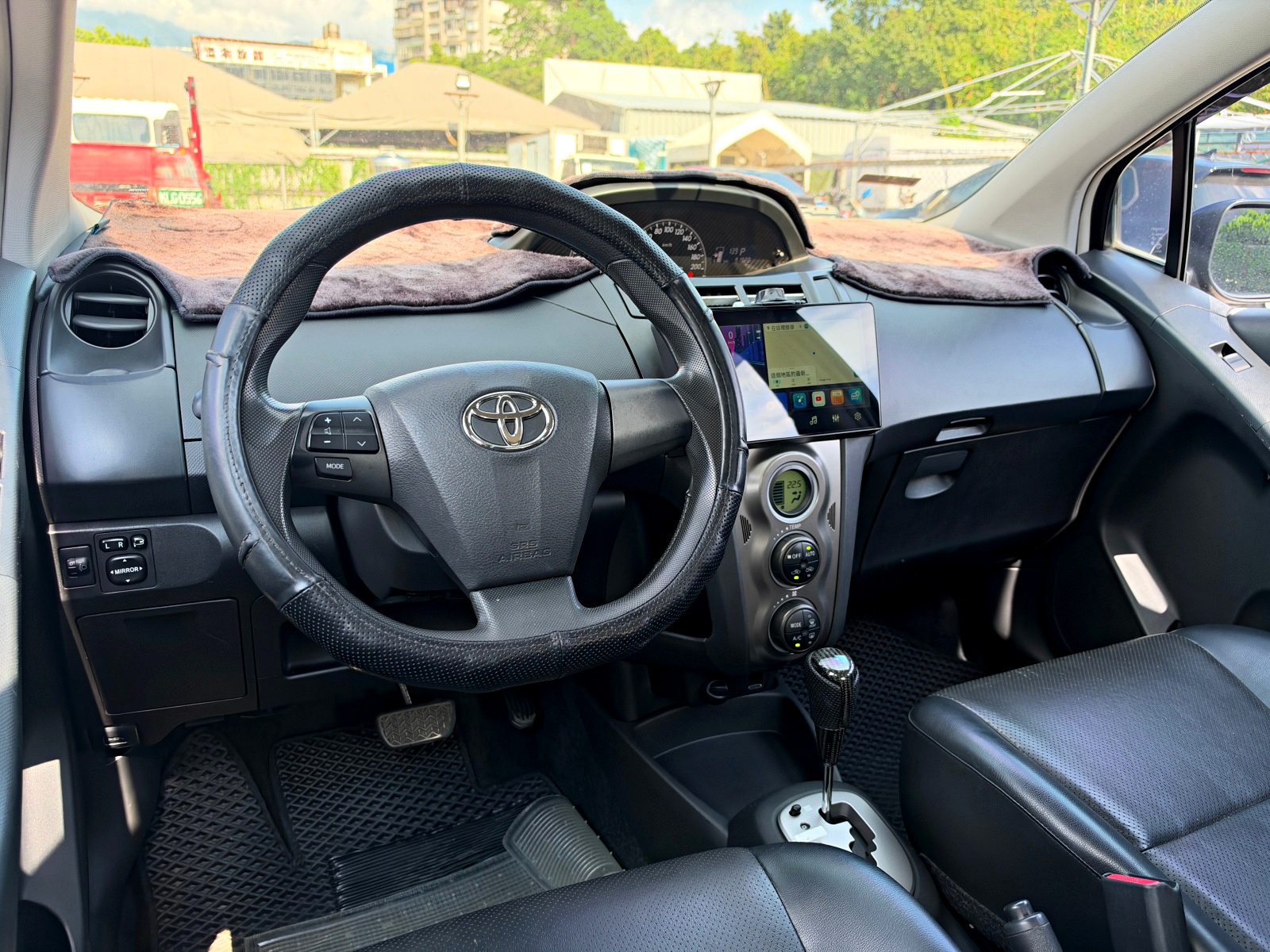 2014 Toyota Yaris 1.5 G Smart 駕駛座全景,方向盤與中控台